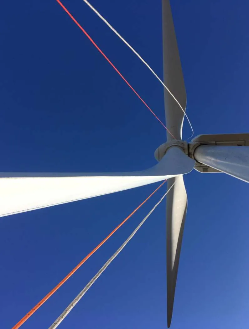 Vista técnica de aerogeneradores y sus sistemas de acceso